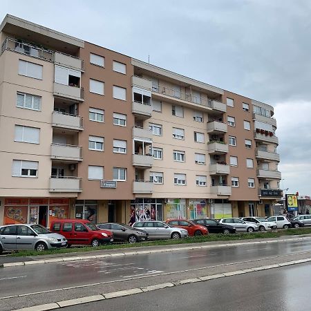 Lux Centro Palace Apartmani Čačak Exterior foto